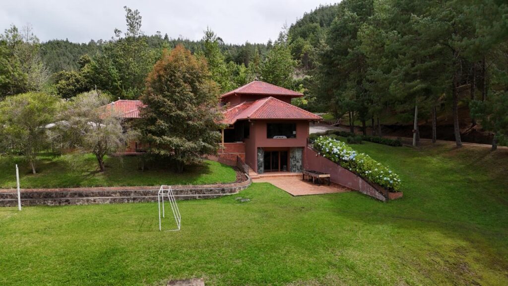 FABULOUS FAMILY COMPOUND ONLY 15 MINUTES FROM CUENCA OFFERS THE BEST IN OUTDOOR LIVING AND ENTERTAINING WITH A PALATIAL HOME BUILT FOR MULTI-GENERATIONAL ENJOYMENT — photo 4